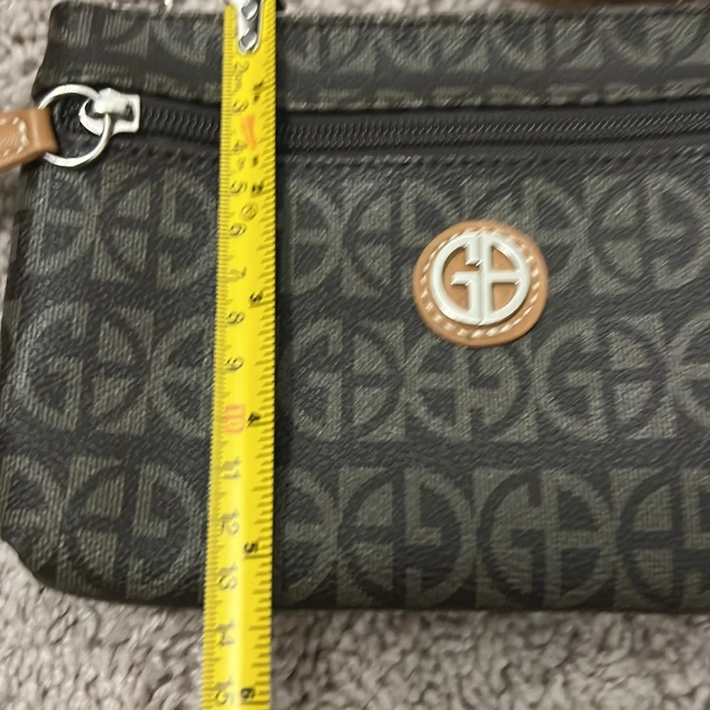 NWOT Giani Bernini women’s monogram brown and tan wristlet